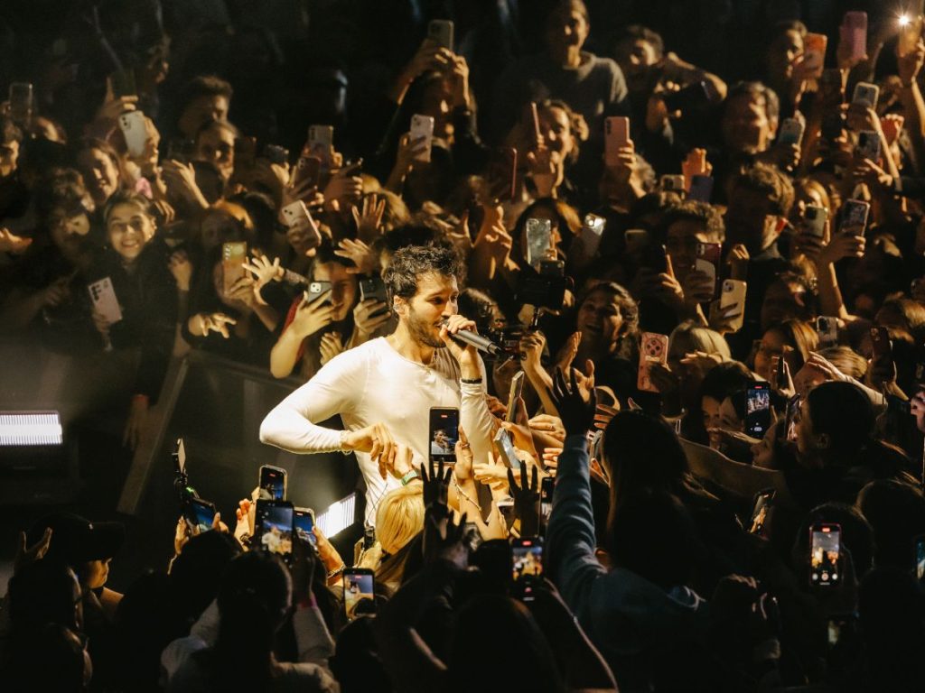 El colombiano sorprendió al público al bajar del escenario y cantar entre sus seguidores, creando momentos inolvidables. Fotografía/ cortesía
