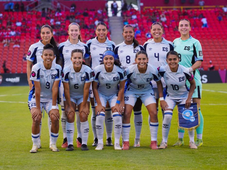 El equipo salvadoreño festeja un triunfo que mantiene vivo el sueño mundialista.