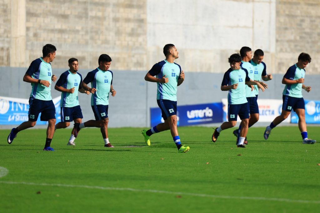 Entreno de la Selecta en la FESFUT pevio al viajar a San Antonio para amistoso. Foto X Selecta