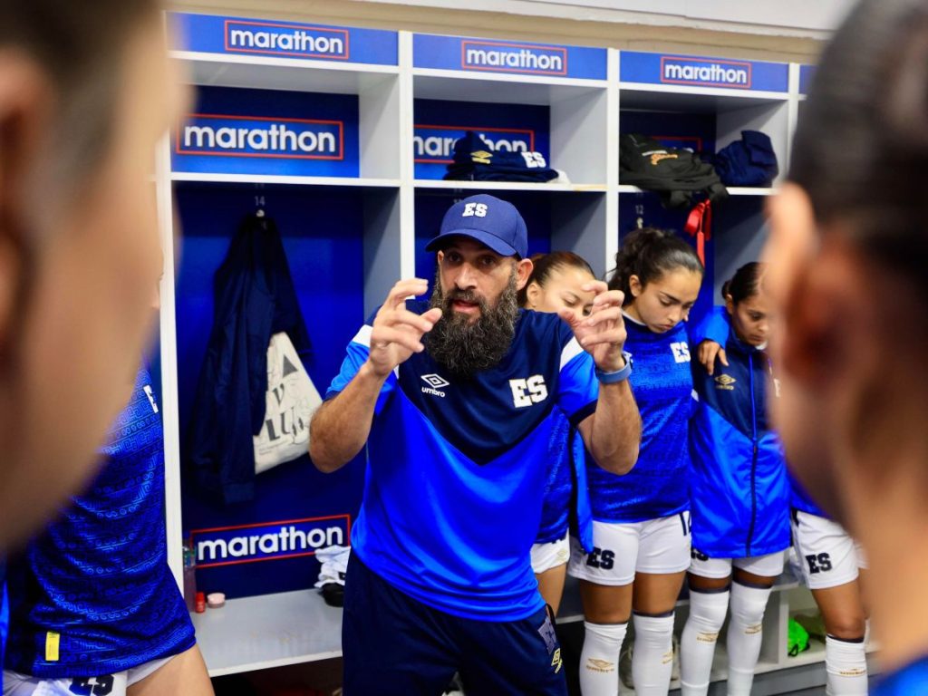 Eric Acuña entrenador de la Selecta Femenina. Foto Cortesía X Selecta