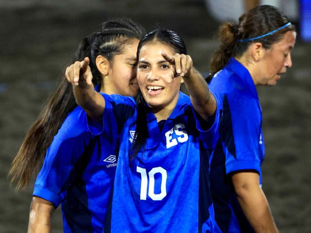La Selecta playera femenina venció 6-4 a Brasil en la Beach Soccer Cup 2026. Foto INDES