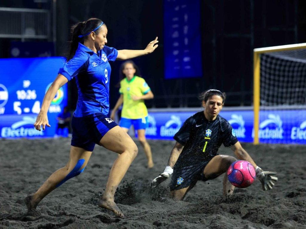 La selección femenina de fútbol playa de El Salvador venció 6-4 a Brasil en la segunda jornada de la Beach Soccer Cup 2026, disputada en el Estadio de Deportes de Playa. Foto INDES