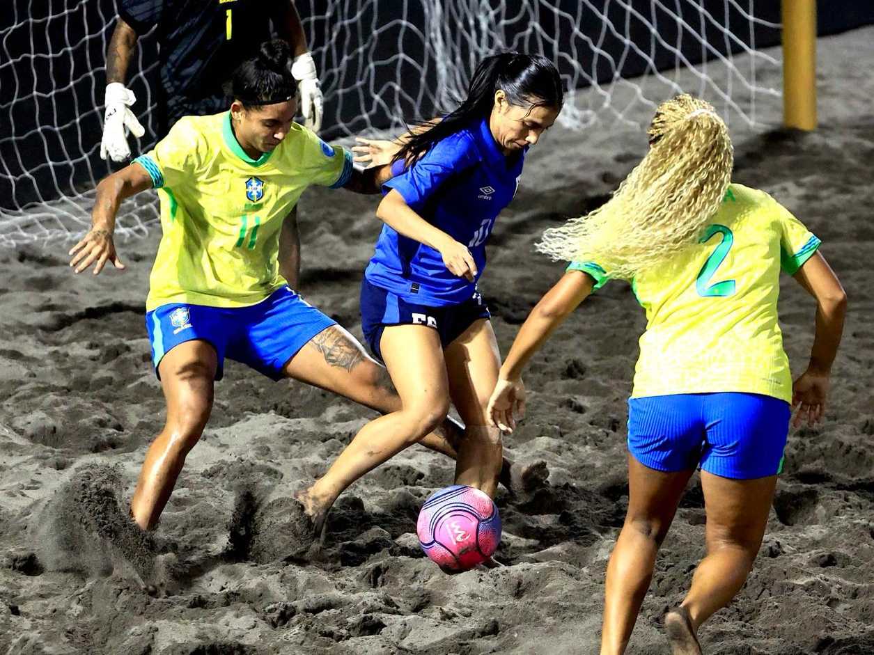 La Selecta playera femenina derrota 6-4 a Brasil y suma su primer triunfo