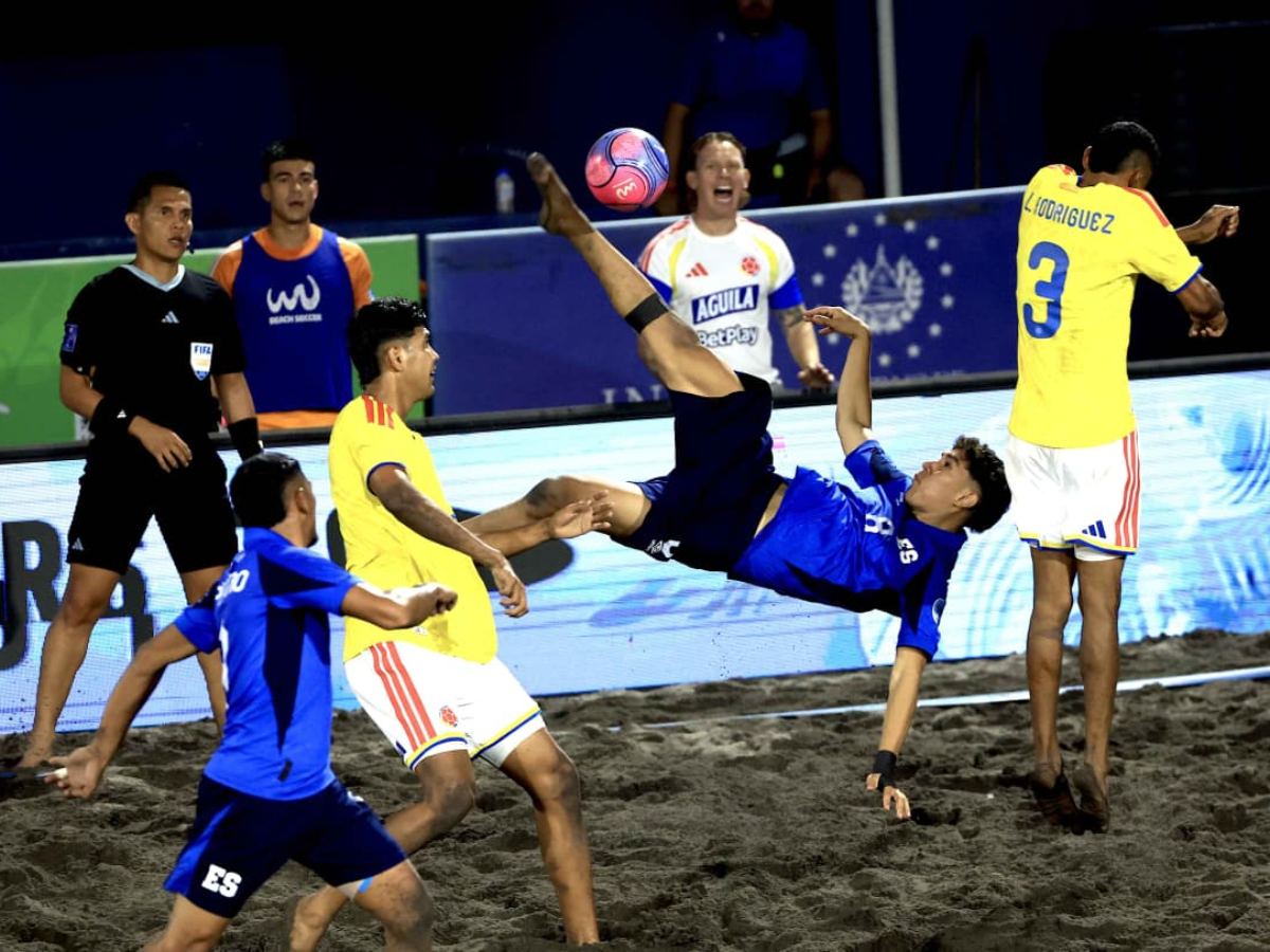 Selecta playera remonta y vence 8-5 a Colombia en la Beach Soccer Cup. Foto INDES