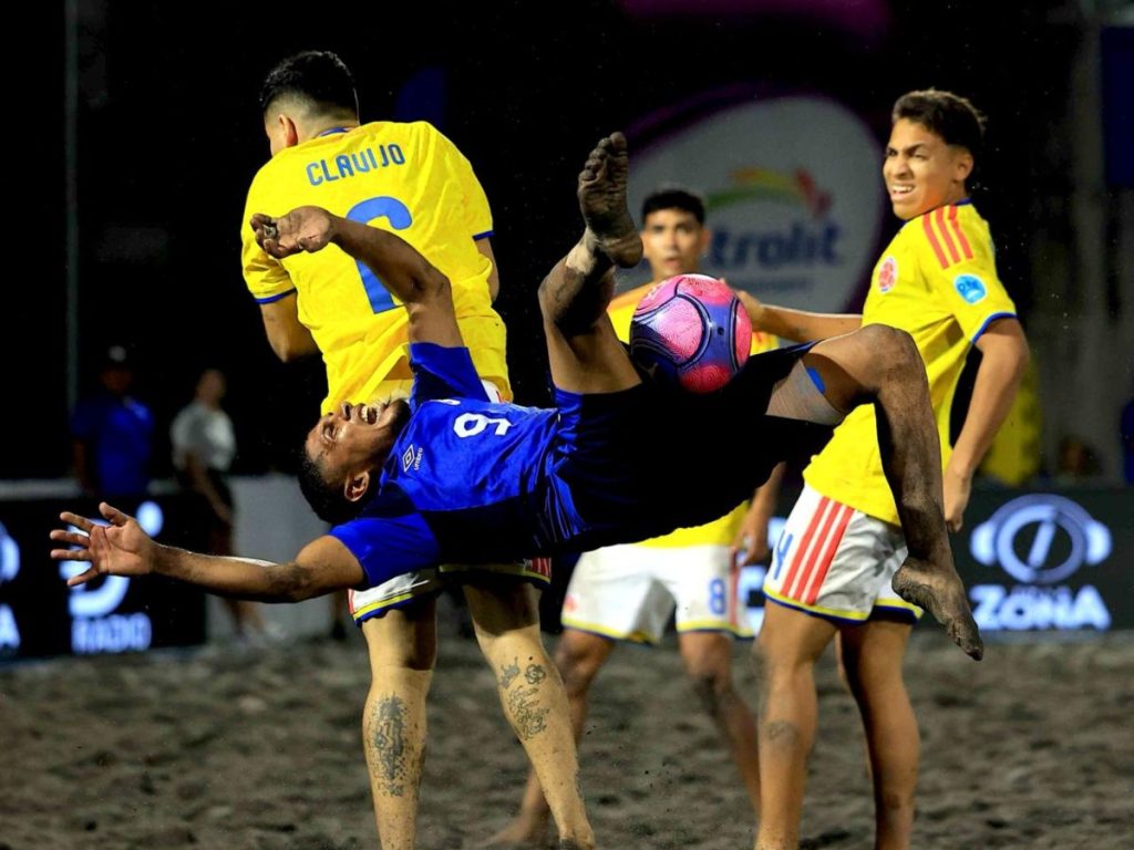 La Selecta playera de El Salvador derrotó 8-5 a Colombia con una remontada en la Beach Soccer Cup 2026. Foto INDES