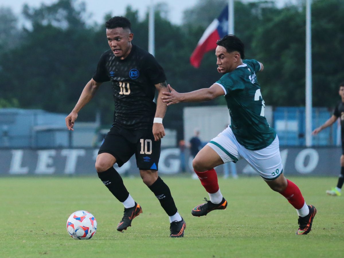 Rafa Tejada (10) contra defensa del The Dreams. Foto Cortesía Selecta