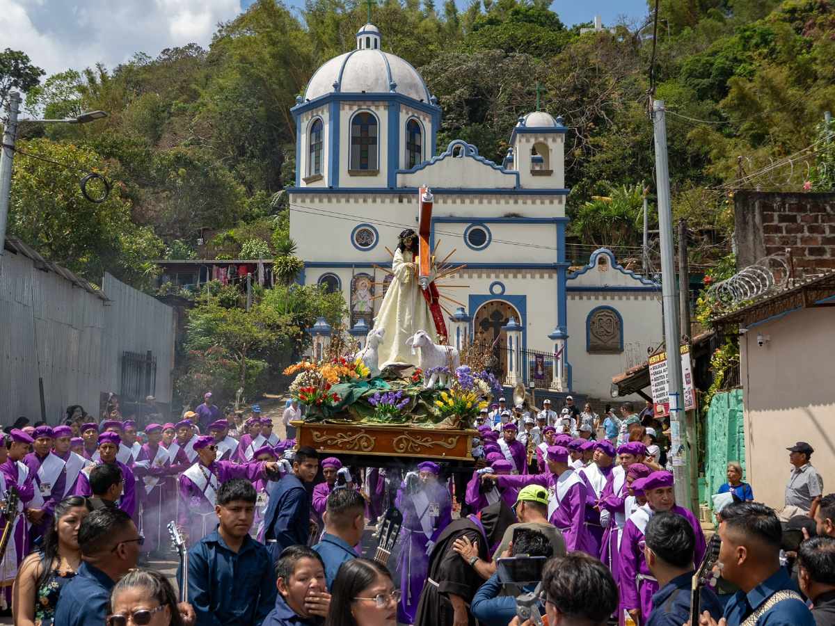 Así se vive la Semana Santa en la Ruta de Las Flores