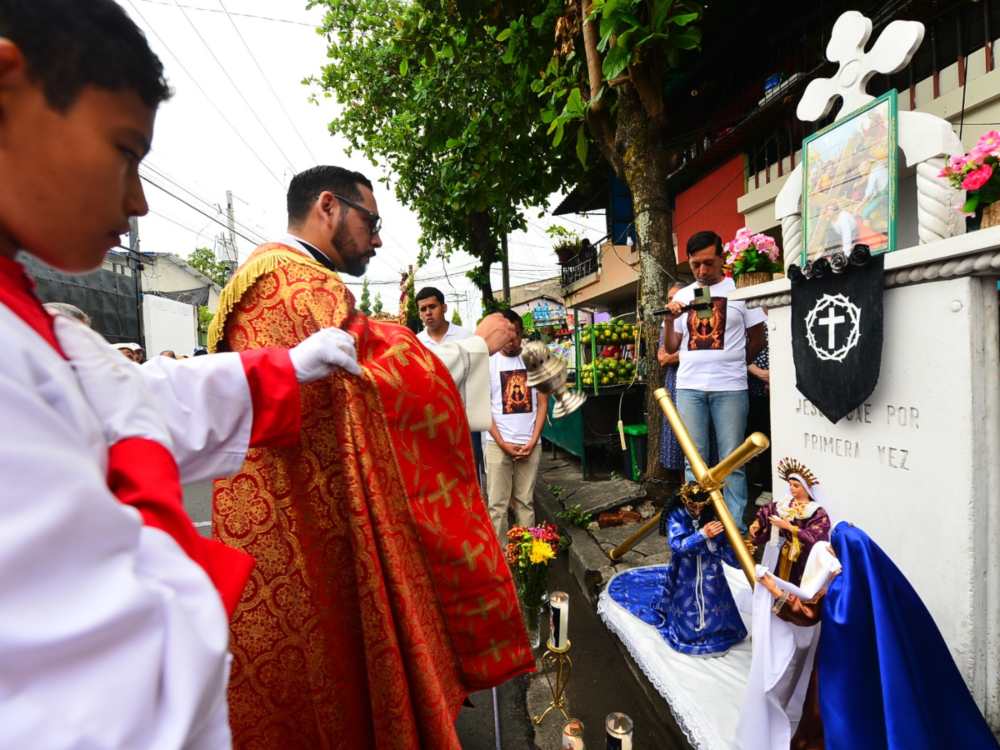 Feligreses participan en el viacrucis en el Centro Histórico