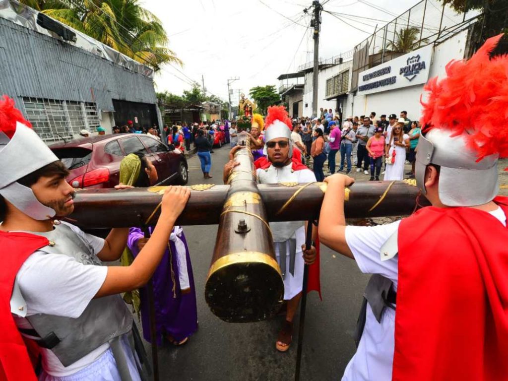 Multitudinario viacrucis recorre el Centro Histórico de San Salvador