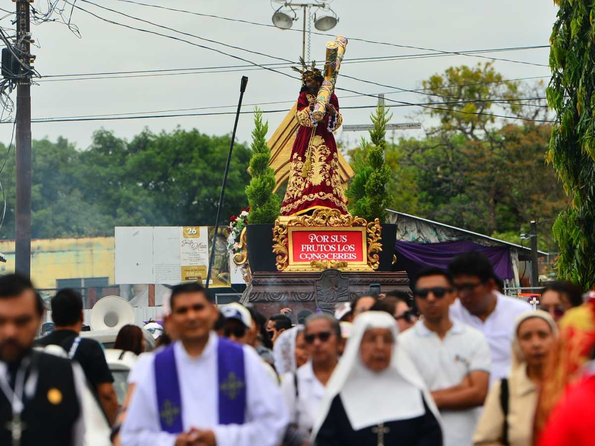 Cientos de feligreses recorrieron el Centro Histórico durante el Santo Viacrucis este Viernes Santo.