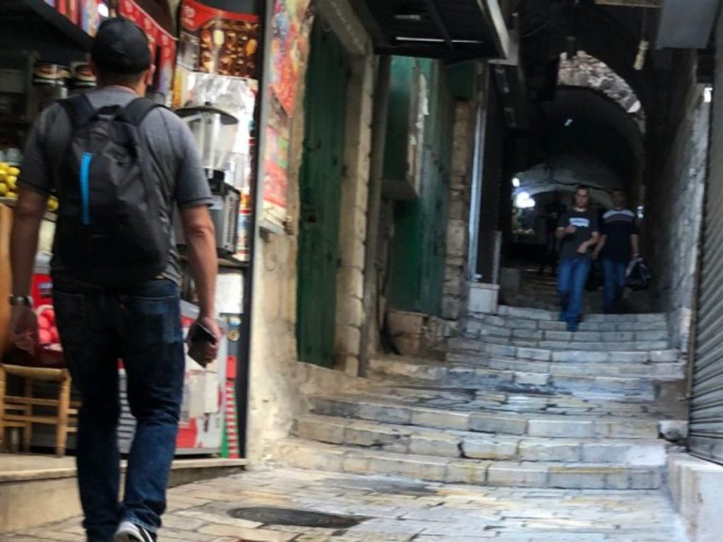 La tumba de Cristo, ubicada en la Basílica del Santo Sepulcro en Jerusalén, es uno de los sitios más significativos del cristianismo y uno de los más visitados del mundo.