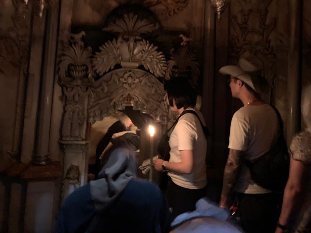 El recorrido incluye la Vía Dolorosa, la Piedra de la Unción y el Edículo, donde según la tradición fue colocado el cuerpo de Jesús.