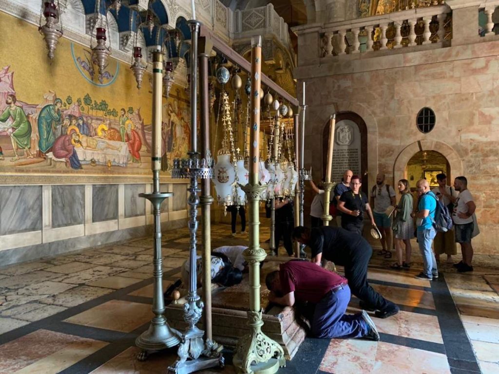 El lugar también ha sido escenario reciente de tensiones por restricciones de acceso durante celebraciones religiosas, reflejando la compleja realidad de Jerusalén como ciudad sagrada para distintas religiones.