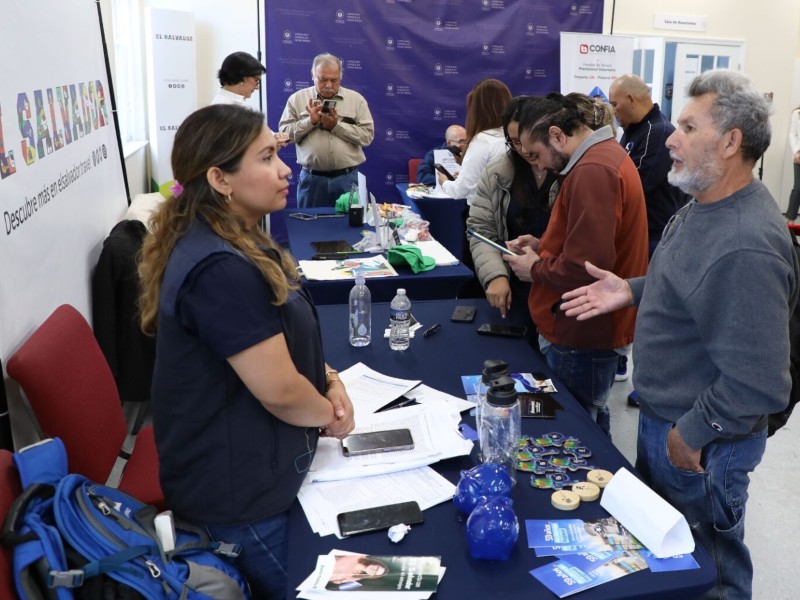 Salvadoreños en Maryland se acercan a conocer opciones de banca y asesoría.