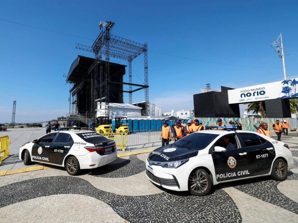  Fotografía que muestra vehículos de la Policía Civil de Río este lunes, en el lugar donde se instala el escenario del megaconcierto que Shakira ofrecerá el sábado, donde murió un trabajador en un accidente laboral, en Río de Janeiro (Brasil). Foto / EFE