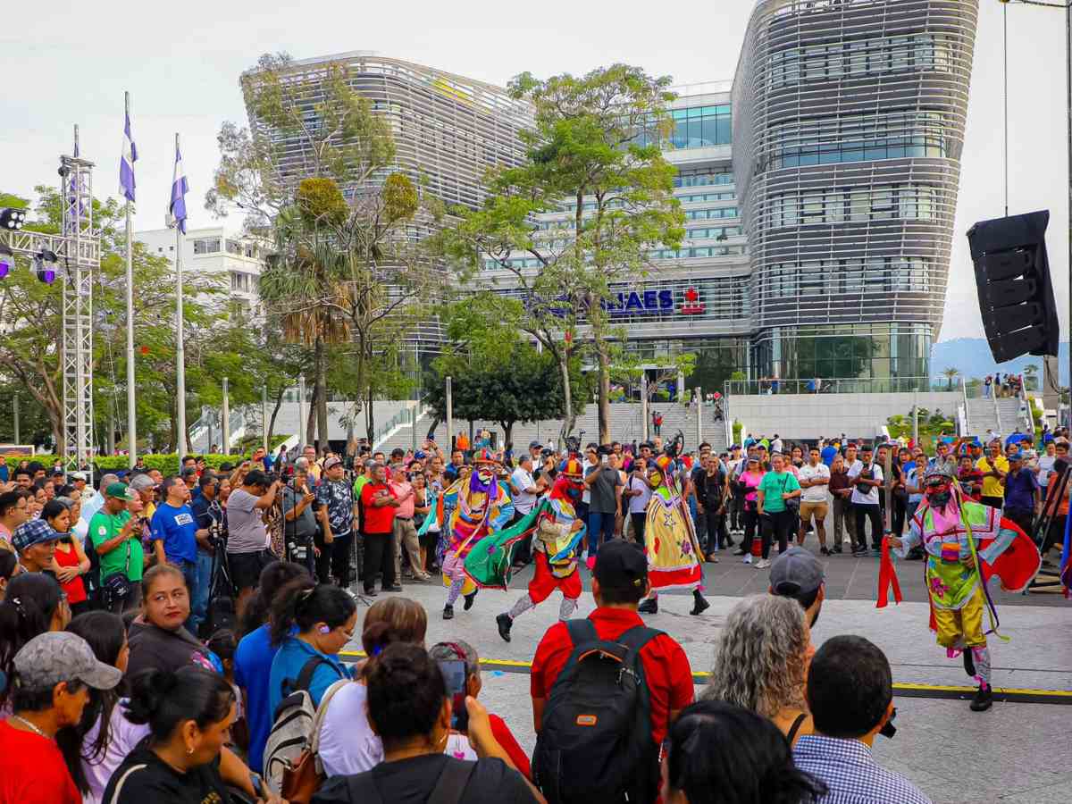 Bailes tradicionales llenaron de color y energía las plazas del Centro Histórico, conectando a las familias con las raíces culturales salvadoreñas.