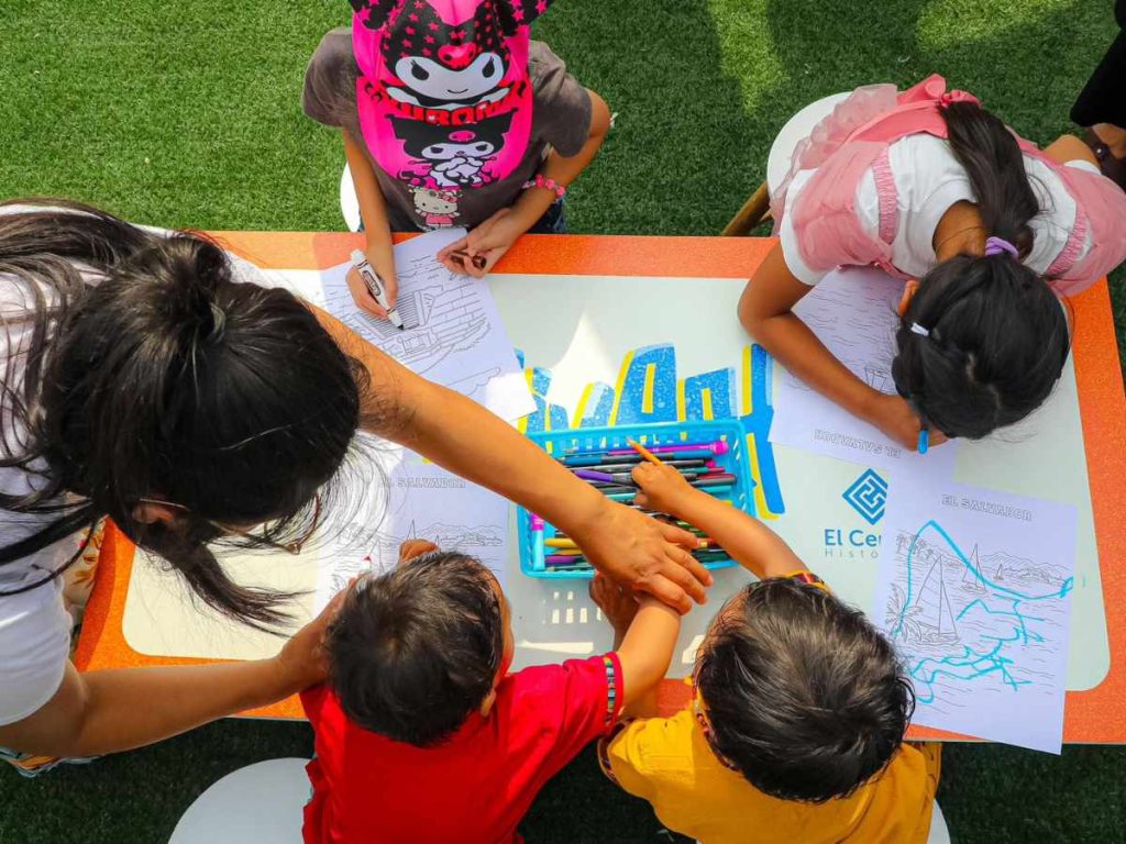 Niños y familias participaron en actividades creativas, promoviendo el aprendizaje y la convivencia a través del arte en espacios públicos.