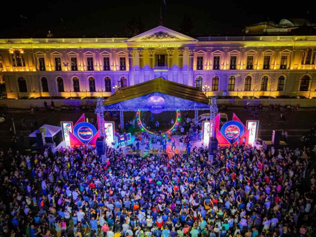 El Centro Histórico vibró de noche con música en vivo y un ambiente festivo que reunió a cientos de personas en torno al arte y la cultura.