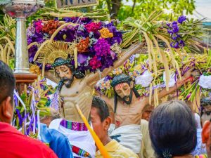 Multitudinaria procesión de Los Cristos recorre Izalco con más de 150 años de tradición