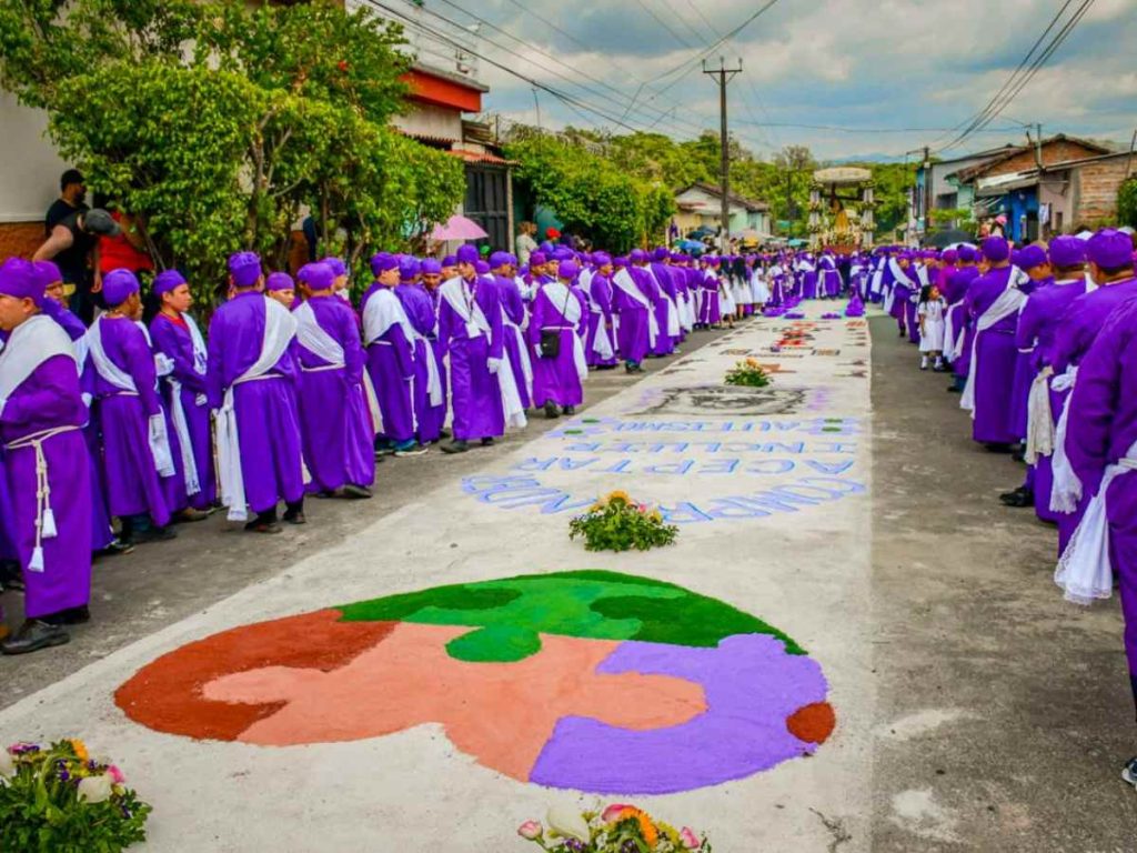 Feligreses acompañan con devoción la tradicional procesión de Los Cristos en Izalco, una manifestación de fe con más de 150 años de historia.