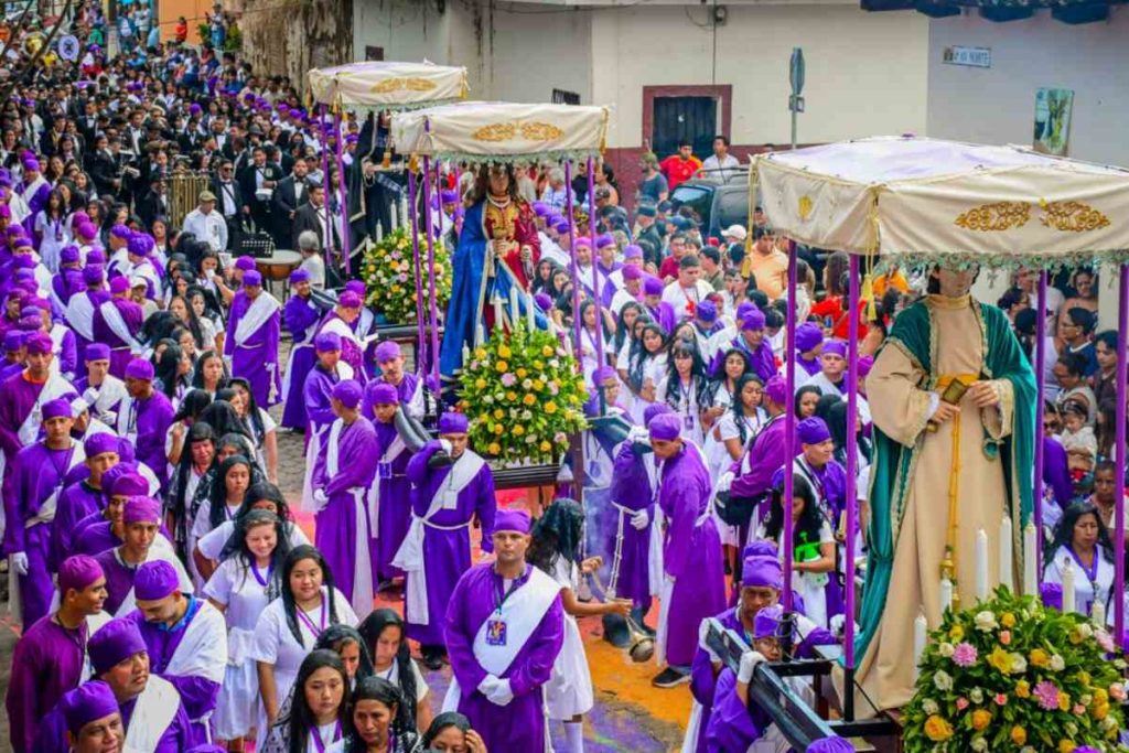Las imágenes de Cristo recorren las calles de Izalco durante la emblemática procesión de Jueves Santo, en un ambiente de fe, tradición y recogimiento.