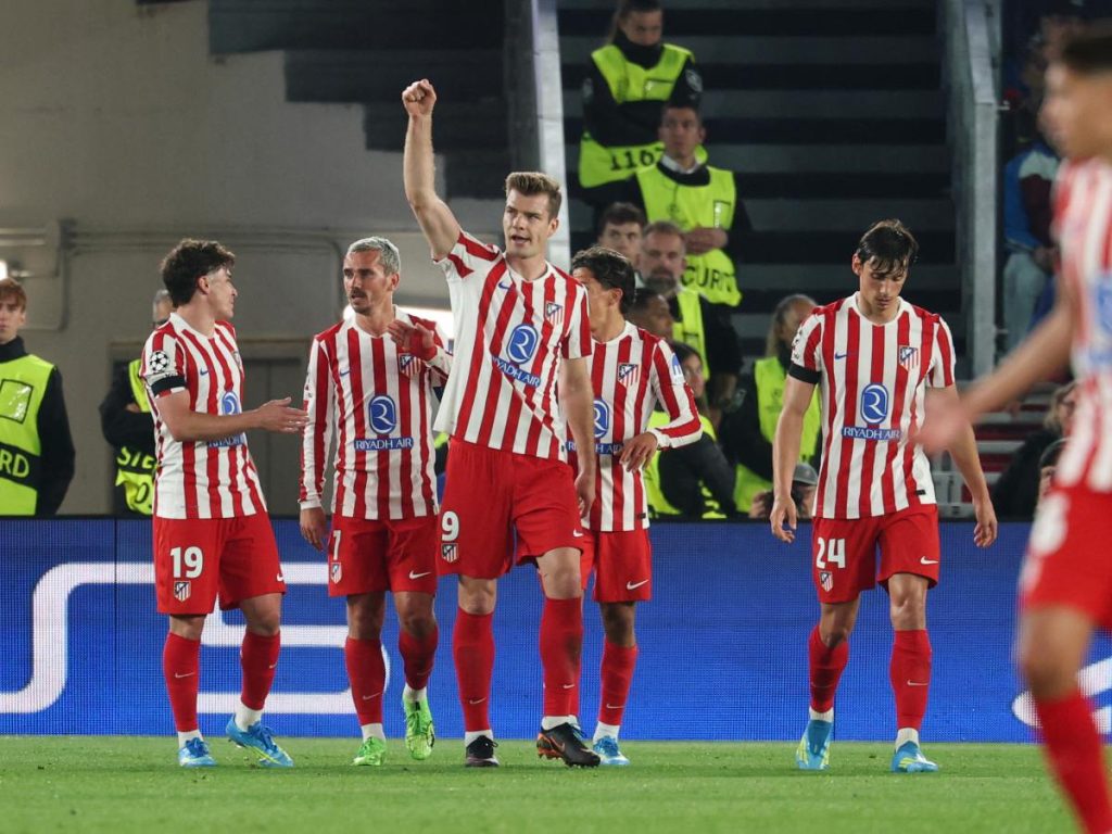 Alexander Sorloth (9) celebra su gol ante el Barcelona. Foto AFP