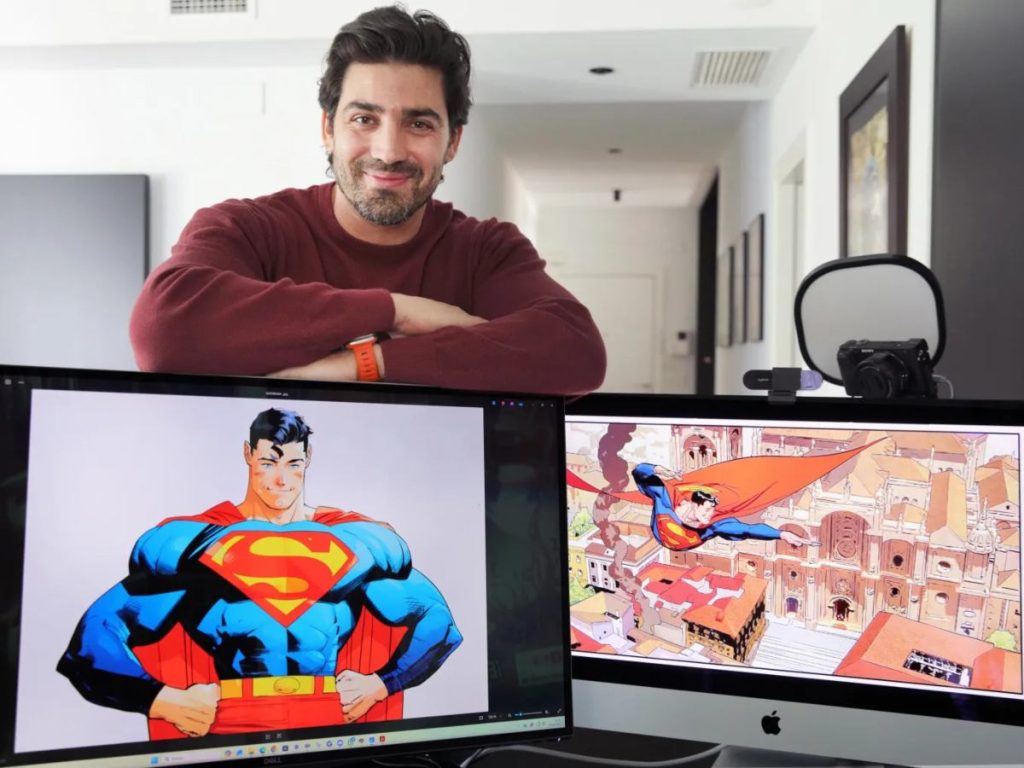El dibujante Jorge Jiménez, que le da vida a Superman desde DC Comics, con algunas de sus creaciones. 