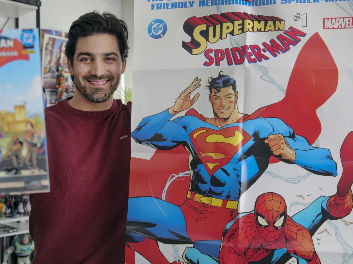 El dibujante Jorge Jiménez, quien le ha dado vida a Superman desde DC Comics.