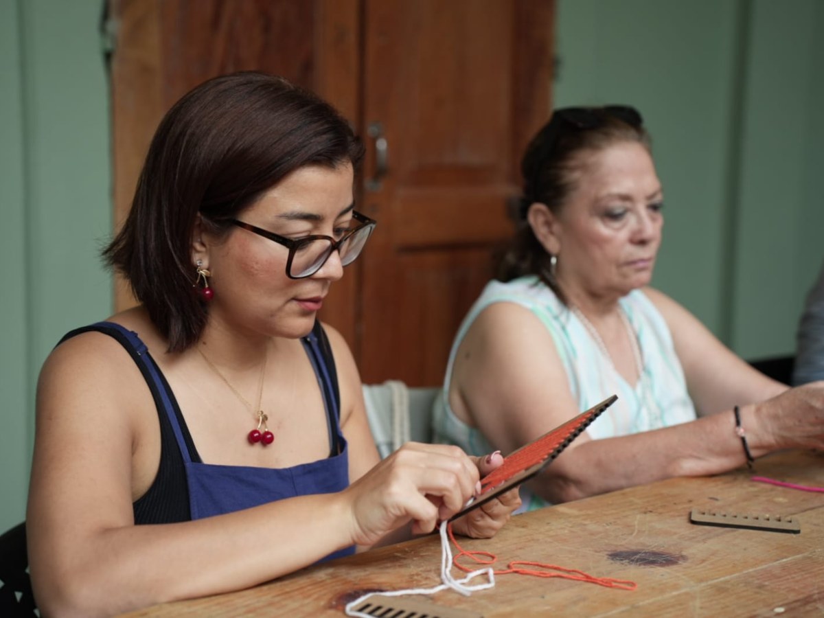 Personas participan en talleres artesanales de Cedart Interactivo, donde aprenden técnicas creativas como tejido y manualidades en un ambiente práctico y cultural.