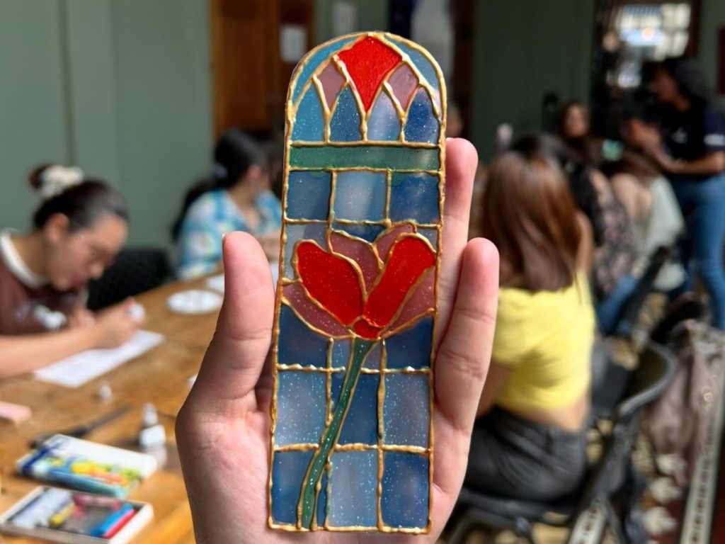 Participante muestra pieza elaborada con técnica de falso vitral durante uno de los talleres creativos de Cedart Interactivo en el Centro Histórico.