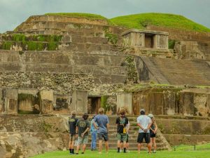 Joya de Cerén, conocida como la “Pompeya de América”, conserva intacta la vida cotidiana de una comunidad maya tras la erupción volcánica del año 600 d.C.