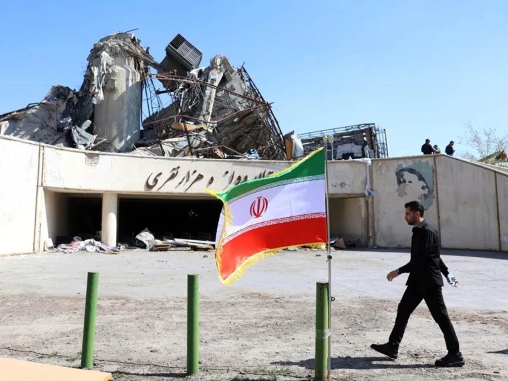 Imagen del complejo deportivo Azadi en Teherán, alcanzado en un ataque de EE.UU e Israel.
