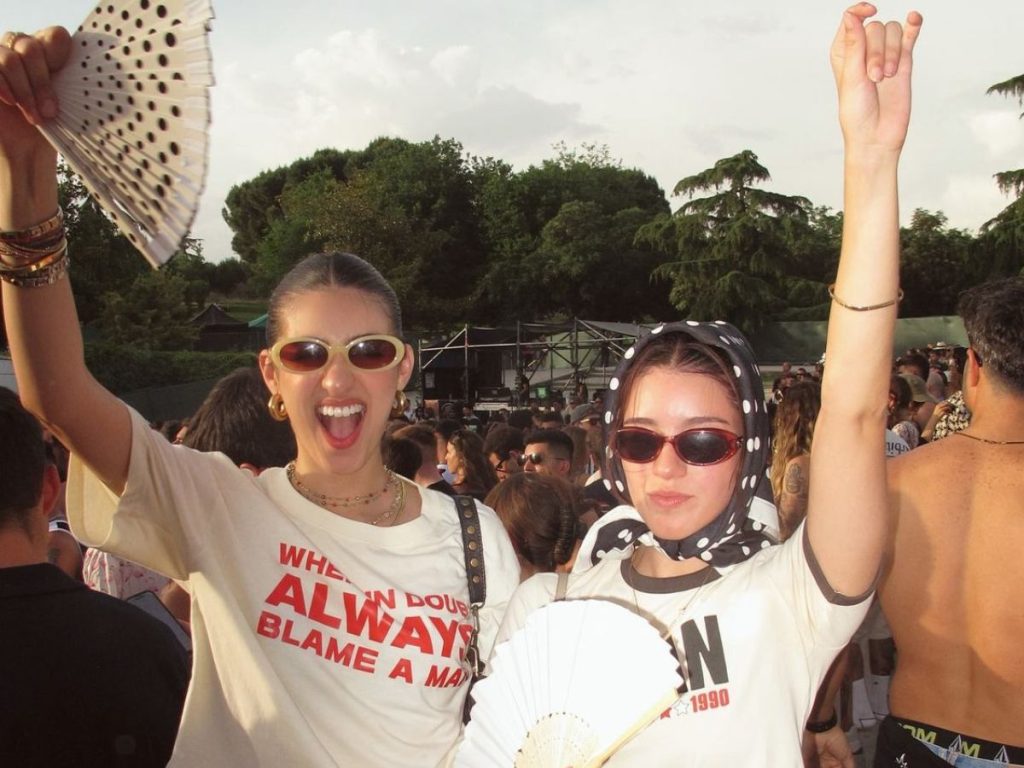 El clima del desierto obliga a los asistentes a prepararse para calor extremo y noches frías. Fotografía/ Pinterest