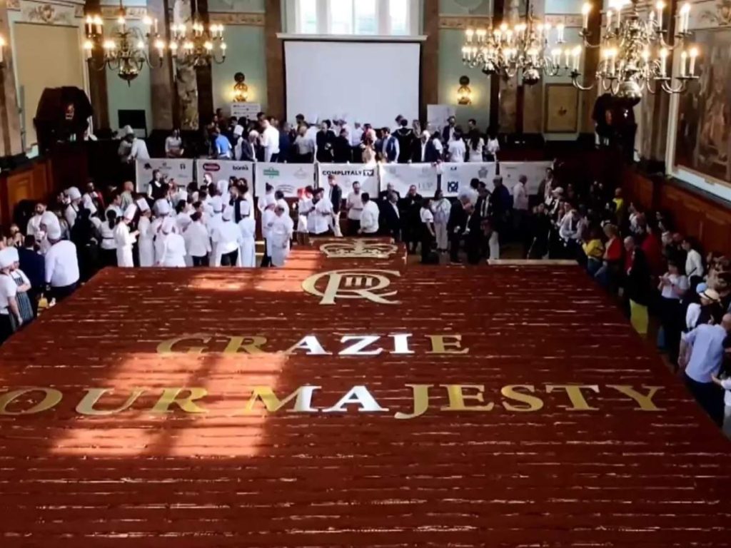 440.58 metros mide el nuevo tiramisú más largo del mundo creado por más de 100 pasteleros bajo las órdenes de Mirko Ricci, en el icónico barrio londinense de Chelsea. 