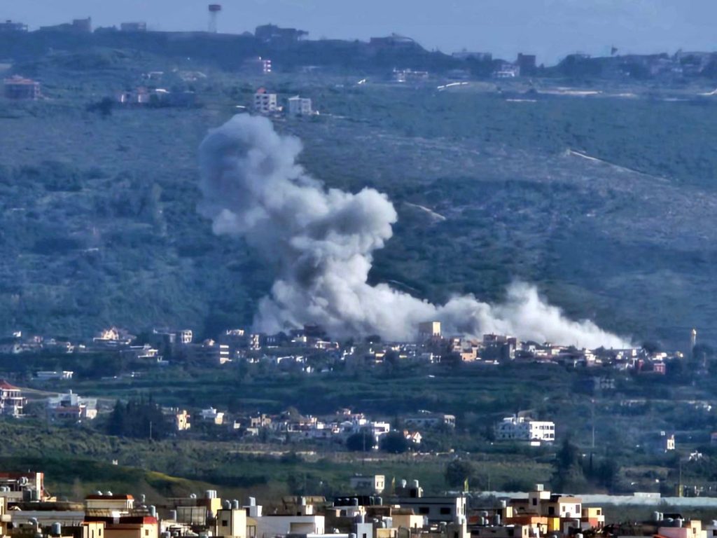 Humo se eleva tras un ataque israelí en Hanniyeh, sur de Líbano, en medio de la ofensiva iniciada el 2 de marzo tras la entrada de Hezbolá en la guerra regional.