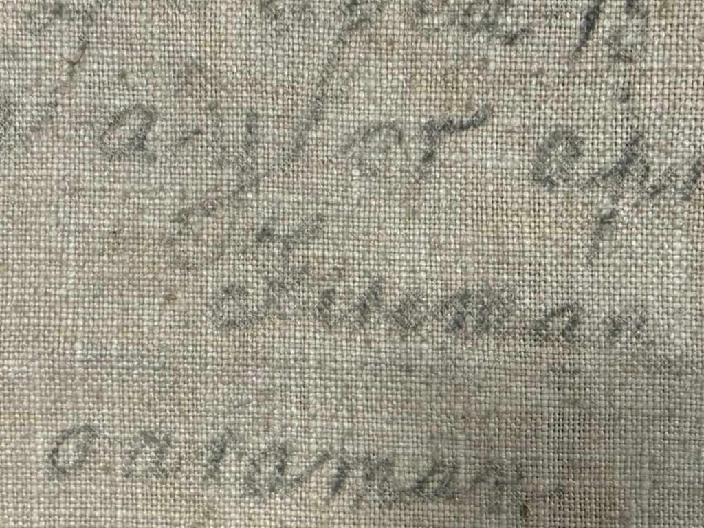 El chaleco salvavidas en sí todavía lleva la firma de Francatelli, junto con los de otros supervivientes - un vínculo poderoso y personal con aquellos que vivieron la tragedia.