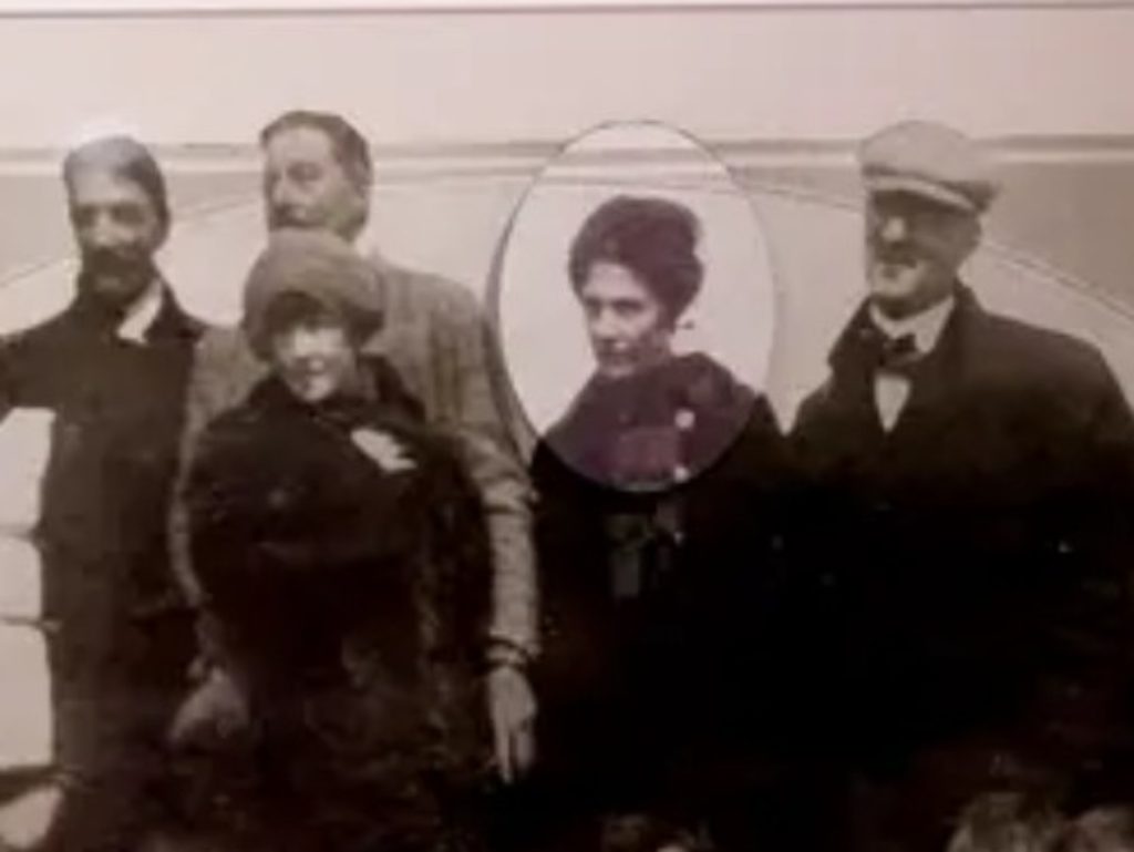 Estas imágenes muestran el chaleco salvavidas original usado por la superviviente Laura Mabel Francatelli, junto a una rara fotografía de Lifeboat 1, donde ella es fotografiada con la familia Duff Gordon y compañeros supervivientes.

