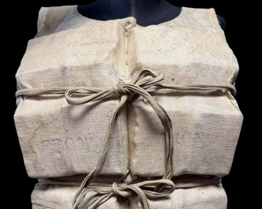 La pieza, considerada única, es el único chaleco de un sobreviviente que ha sido subastado.