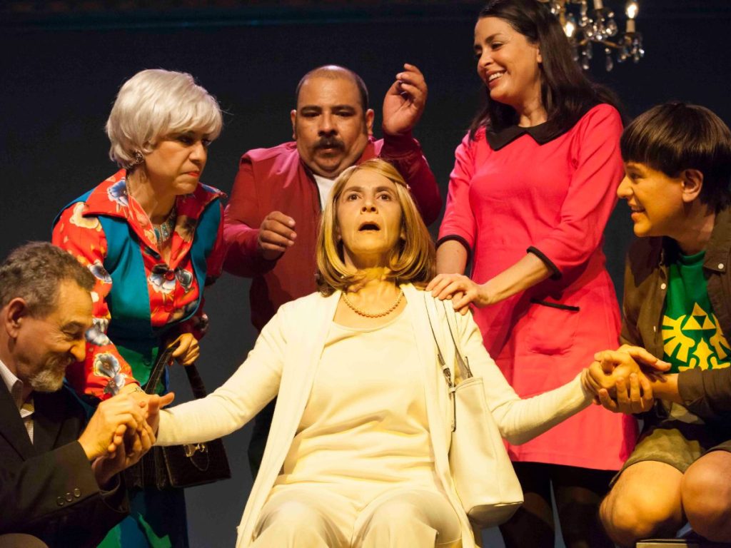La obra aborda los trastornos obsesivo-compulsivos desde el humor, sin perder la empatía hacia quienes los viven. Fotografía/ Teatro Luis Poma