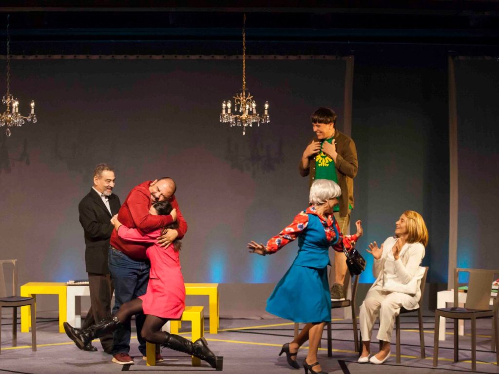 Seis personajes con TOC coinciden en una sala de espera, desatando situaciones tan caóticas como divertidas. Fotografía/ Teatro Luis Poma