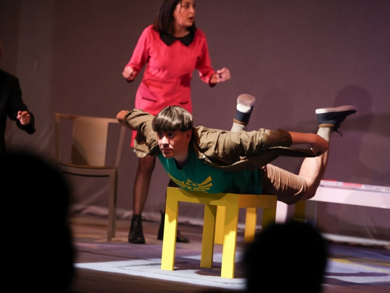 Seis personajes coinciden en escena para retratar distintas obsesiones humanas.