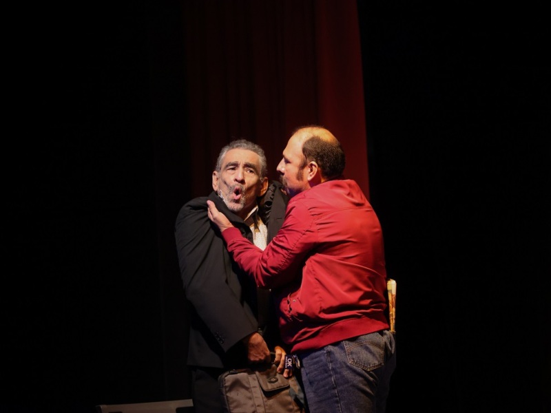 Entre tics y manías, los personajes revelan su lado más humano.