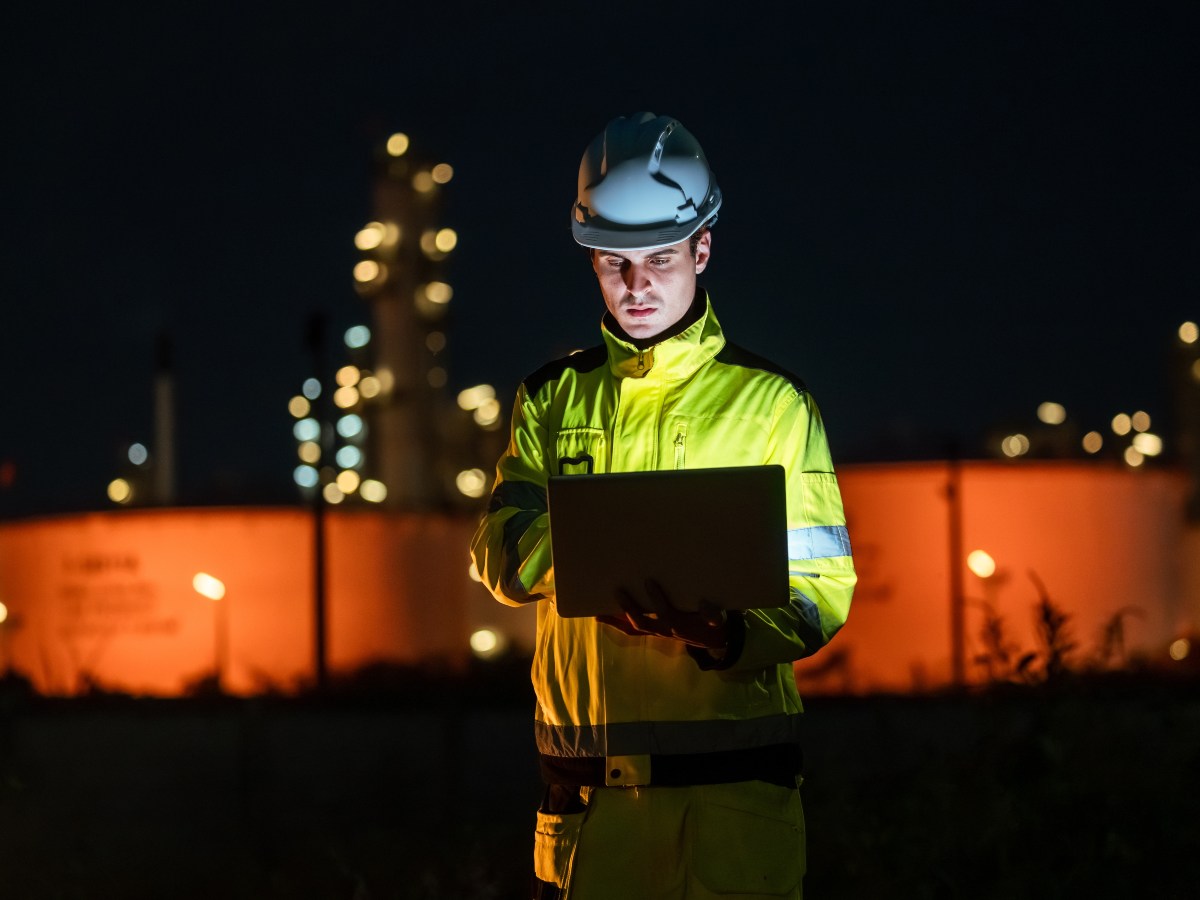 Las jornadas nocturnas en sectores industriales reflejan el desafío de mantener la productividad sin comprometer la salud.