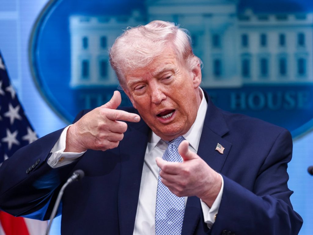 El presidente estadounidense Donald Trump gesticula mientras responde a una pregunta de los medios de comunicación durante una rueda de prensa sobre Irán desde la Casa Blanca en Washington, D.C., EE. UU., el 6 de abril de 2026. EFE