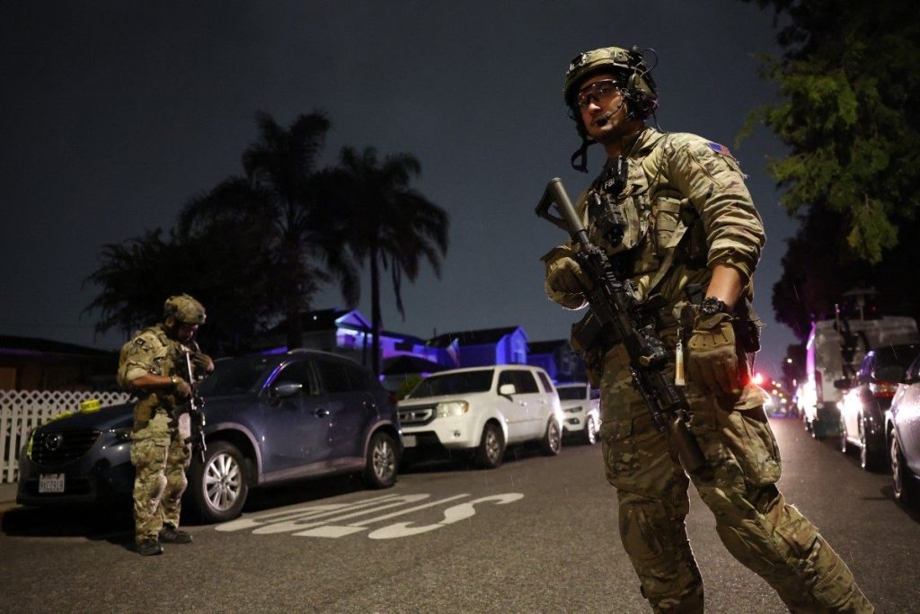 Agentes del FBI llegaron a la casa de Cole Allen en California después de atentado en Washington. Foto AFP