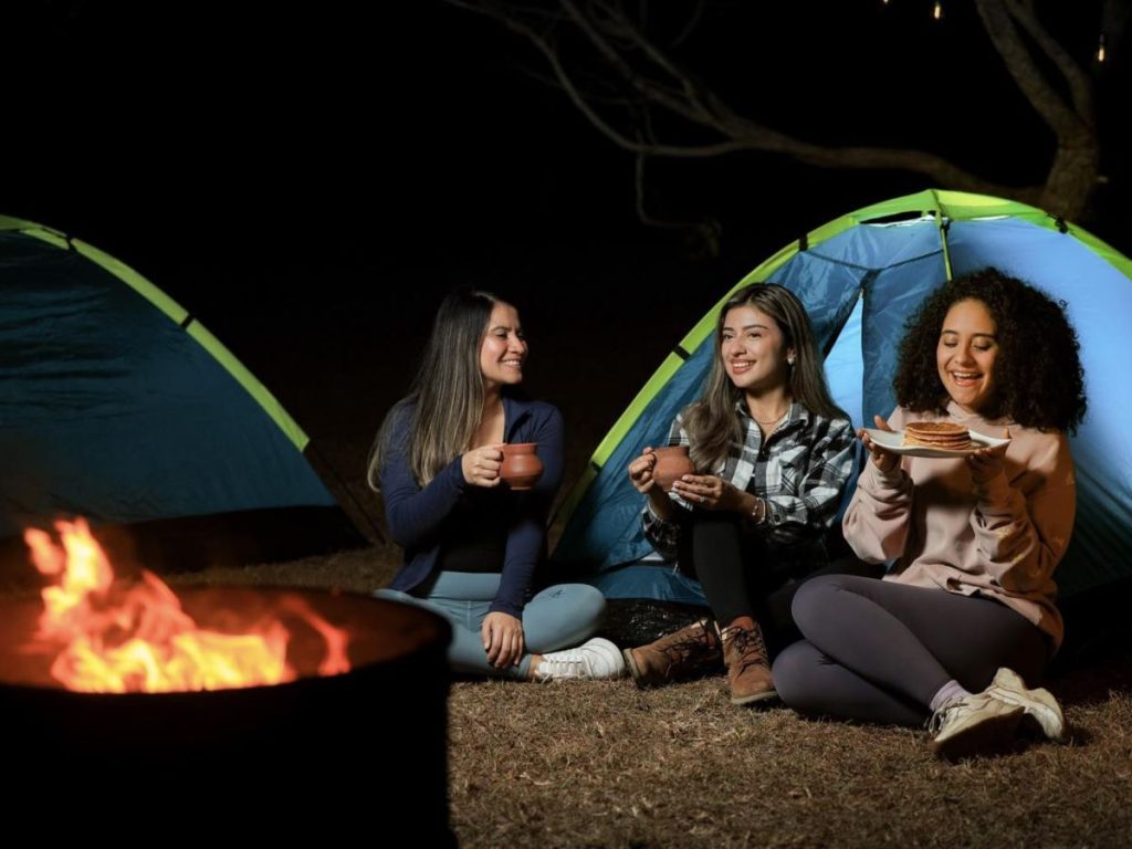 Área de camping y glamping en el Cerro Eramón, ideal para vivir una aventura rodeada de naturaleza y paisajes impresionantes.