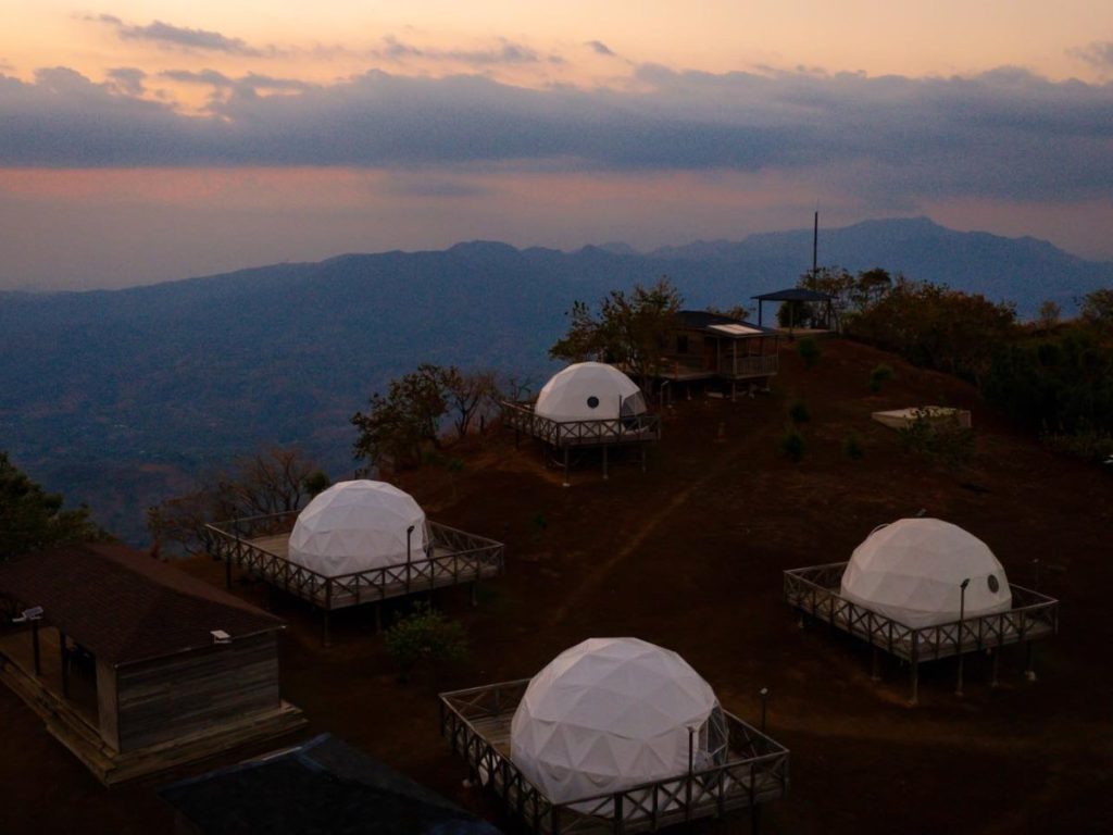 Vista panorámica desde la cima del Cerro Eramón, donde se aprecian ríos, represas y volcanes emblemáticos de El Salvador.