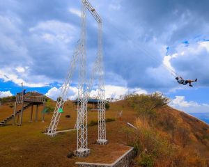 Visitantes disfrutan del amanecer en el Cerro Eramón, una experiencia única entre montañas y nubes en Chalatenango.