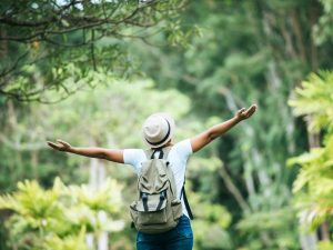 Adoptar hábitos como no dejar residuos y apoyar lo local permite disfrutar los viajes sin comprometer los recursos para futuras generaciones.