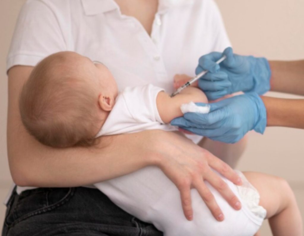 La campaña incluye una dosis adicional para niños de seis a 11 meses, ampliando el esquema regular que se aplica a los 12 y 18 meses. Foto Freepik